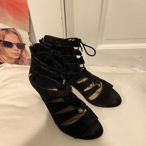 BLACK LACE UP WEDGE